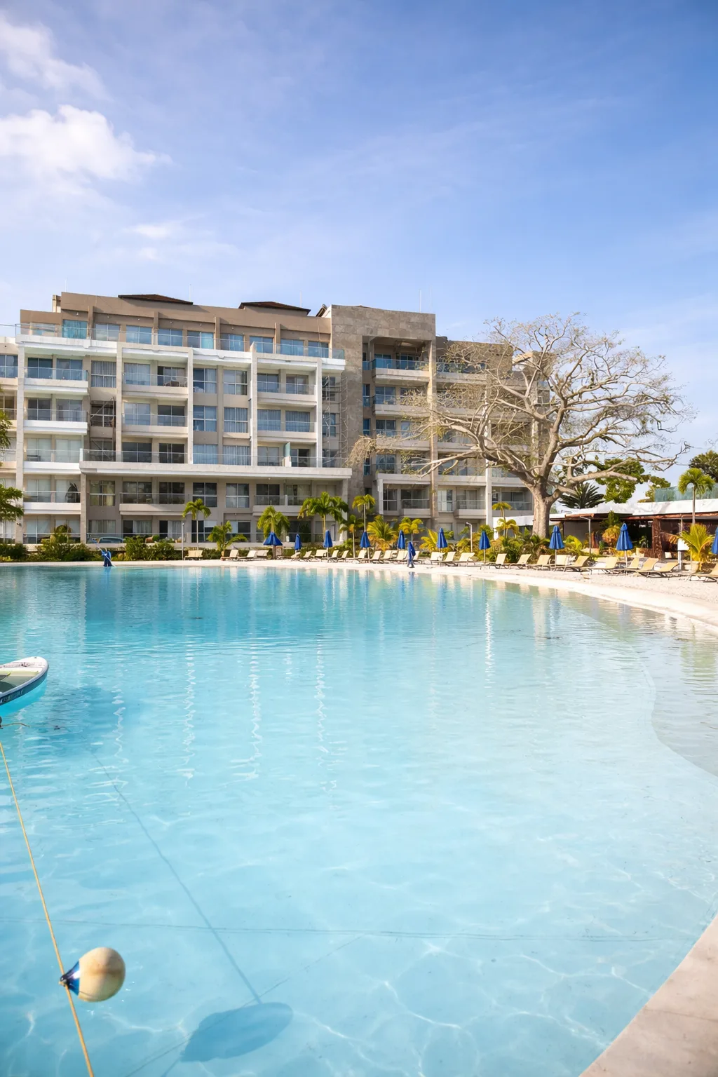 Bahía Serena — fachada de Baia Kristal con laguna y árbol tropical